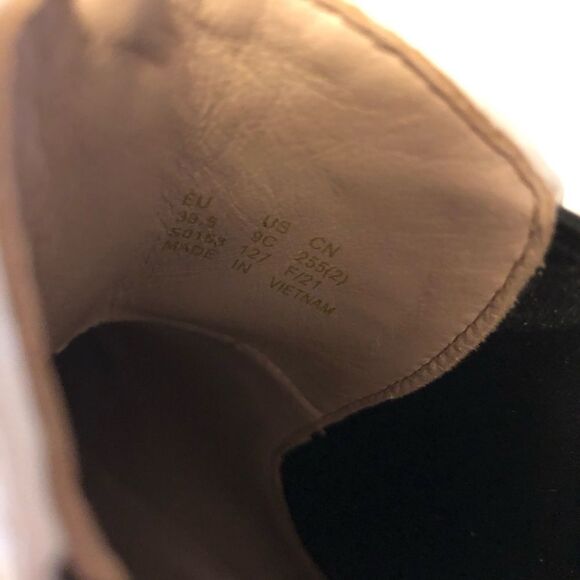 New Stuart Weitzman Norah Chelsea leather ankle Boot (Women), size 9c - Picture 2 of 14